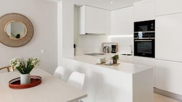 Appartement, 3 chambres | Cuisine privée | Réfrigérateur, micro-ondes, four, plaque de cuisson