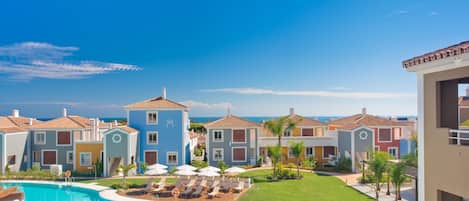 Sesongbasert utendørsbasseng, bassengparasoller og solsenger