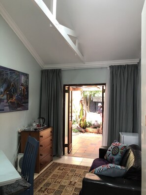 基础双人房, 1 张特大床 | 防过敏的被褥、特 色装修、特色家居、办公桌