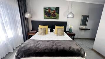 ベーシック ダブルルーム キングベッド 1 台 | 低刺激性寝具、客室ごとに異なる装飾、客室ごとに異なるインテリア、デスク