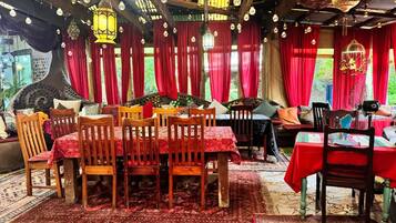 Daily full breakfast (ZAR 150 per person)