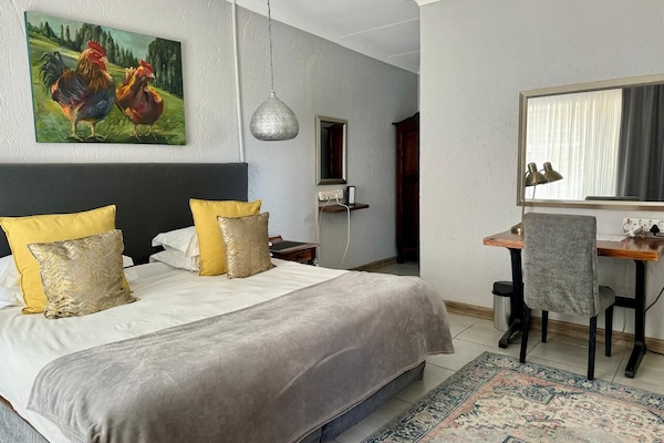 Basic Double Room, 1 King Bed | Hypo-allergenic bedding, individually decorated, individually furnished