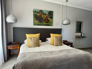 베이직 더블룸, 킹사이즈침대 1개 | 저자극성 침구, 각각 다른 스타일의 인테리어, 각각 다르게 가구 비치, 책상