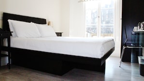Zimmersafe, Schreibtisch, Verdunkelungsvorhänge, Bügeleisen/Bügelbrett