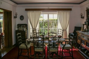 Dining - Casa Shantiniketan (Cascais)