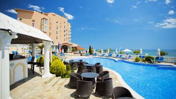 Ulkouima-allas, aurinkovarjoja, aurinkotuoleja