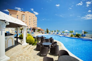 Outdoor pool, pool umbrellas, pool loungers - Royal Bay Hotel – All Inclusive (Elenite)