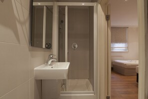 Shower, free toiletries, hair dryer, slippers - NOX HOTELS - West End Lane I (London)