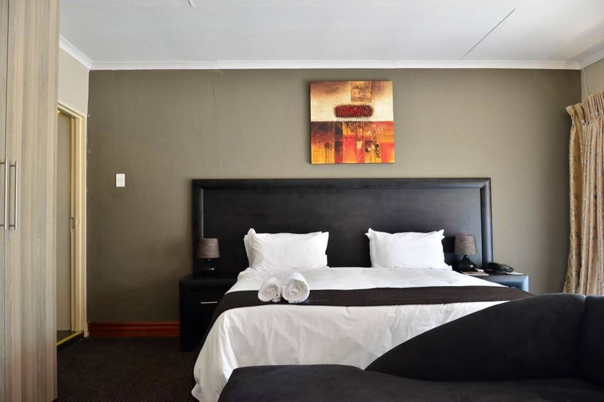 Habitación estándar con 1 cama matrimonial o 2 individuales | 1 habitación, ropa de cama de alta calidad y minibar