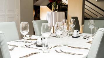 Breakfast, lunch, dinner served; local and international cuisine