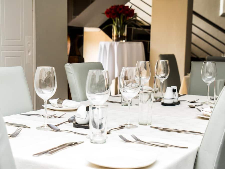 Café da manhã, almoço e jantar; local e internacional