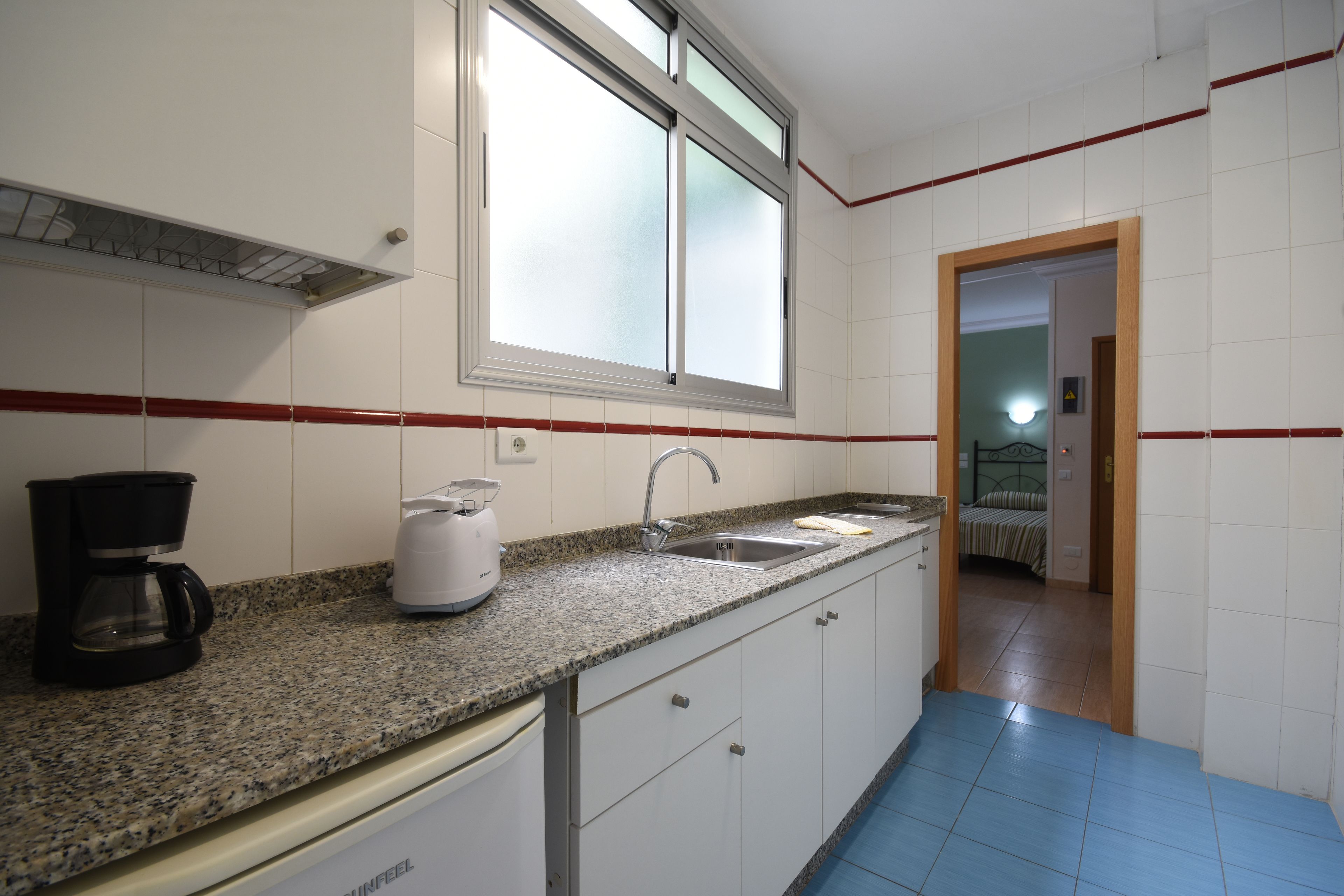 Studio (Interior) | Privékeuken | Een koelkast, een kookplaat, een koffiezetapparaat/waterkoker