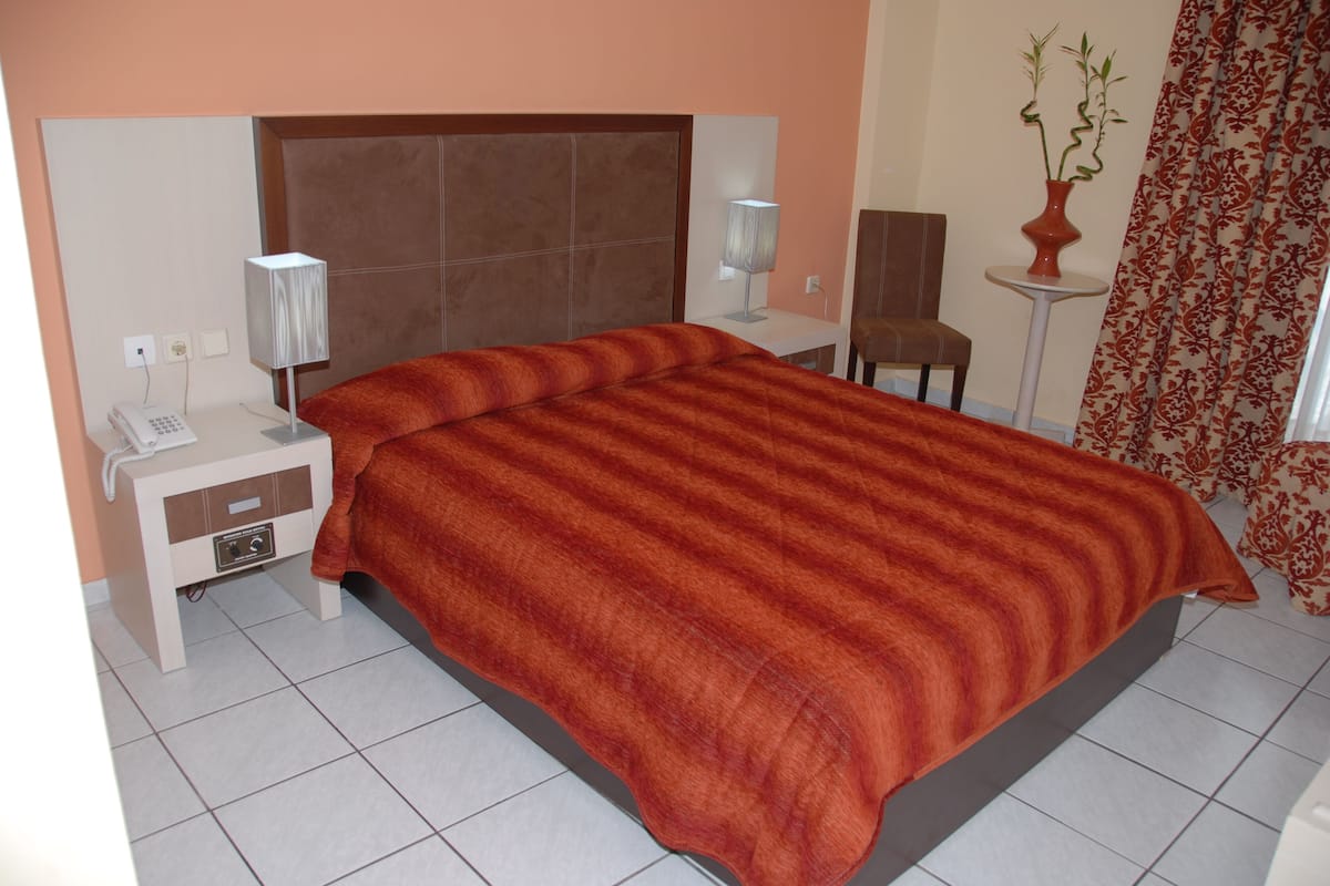Habitación individual básica | Caja de seguridad en la habitación, escritorio y insonorización