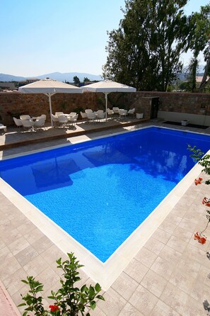 Seasonal outdoor pool, open 8:00 AM to 8:00 PM, pool umbrellas - Morning Star (Chios)