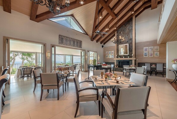 Breakfast and dinner served, international cuisine - Discovery Country Suites (Tagaytay)