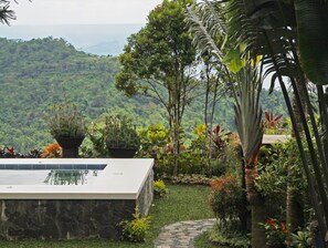 Outdoor spa tub - Discovery Country Suites (Tagaytay)