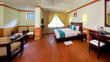 1 kamar tidur, brankas, meja kerja, dan kedap suara