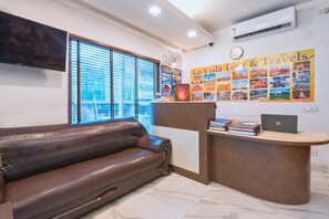 Lobby sitting area - Hotel La Vista (New Delhi)