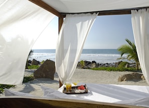 Playa privada, sombrillas, toallas de playa, masajes en la playa