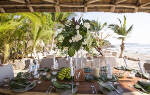 2 restaurants; breakfast, lunch, and dinner served