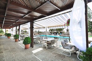 Frühstück, Mittagessen, internationale Küche, Blick auf den Pool