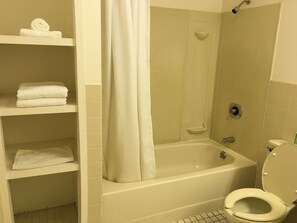 Combined shower/bathtub, towels - Tamuning Plaza Hotel (Tamuning)