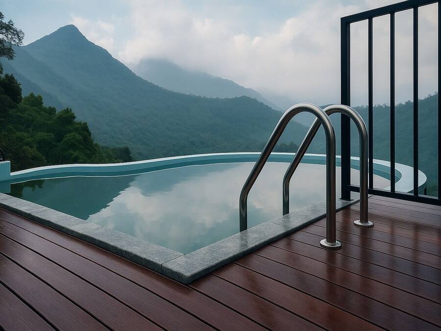 Una piscina al aire libre, sombrillas, sillones reclinables de piscina