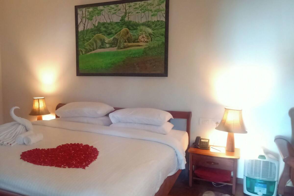 Ropa de cama de alta calidad y caja de seguridad en la habitación