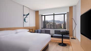 Habitación superior, 1 cama King size, vista a la ciudad | Tabla de planchar con plancha, camas extra y internet por cable gratis