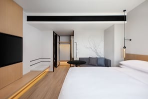 Habitación Deluxe, 1 cama de matrimonio grande, vistas a la ciudad | Tabla de planchar con plancha y camas supletorias