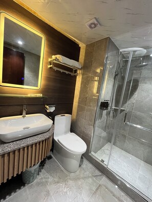Superior Premier | Bathroom | Shower, rainfall showerhead, free toiletries, hair dryer - EGI Resort and Hotel (Lapu-Lapu)
