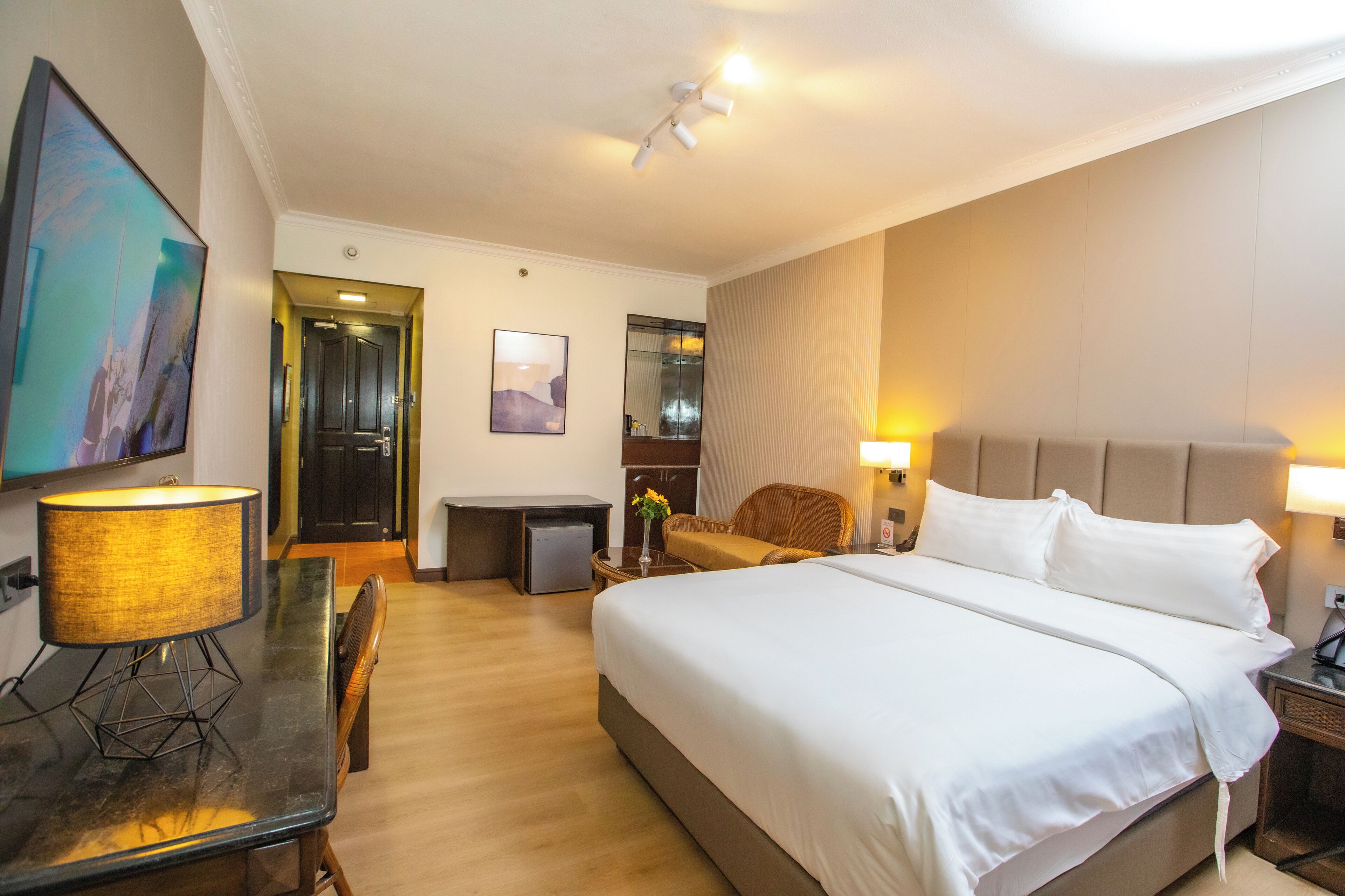 Premier Room, 1 Queen Bed | Premium bedding, laptop workspace, blackout drapes