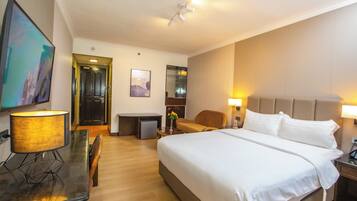 Premier Room, 1 Queen Bed | Premium bedding, laptop workspace, blackout drapes