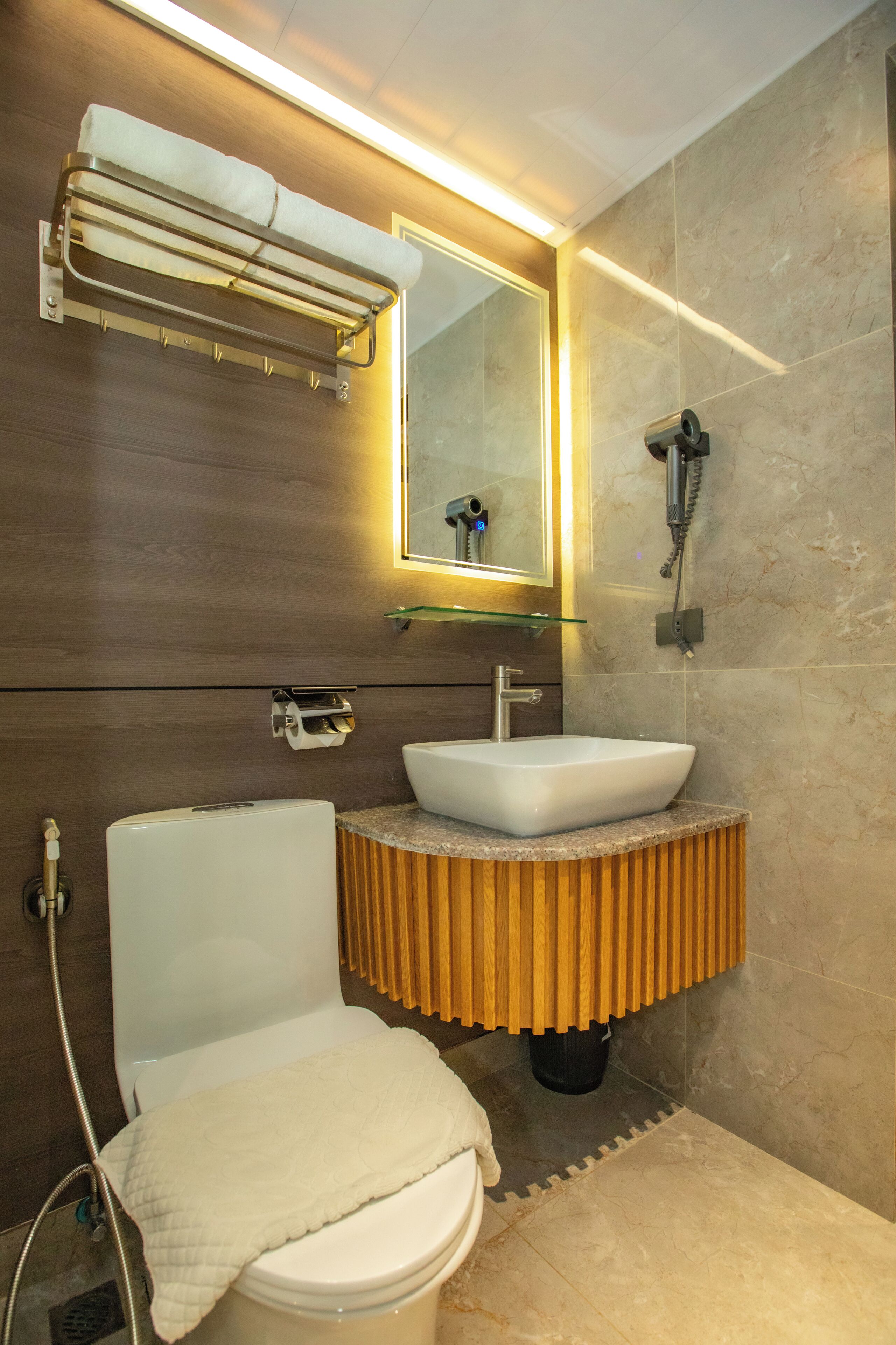 Quarto premier, 1 cama Queen | Banheiro | Chuveiro, chuveiro com efeito de chuva, produtos de toalete grátis 