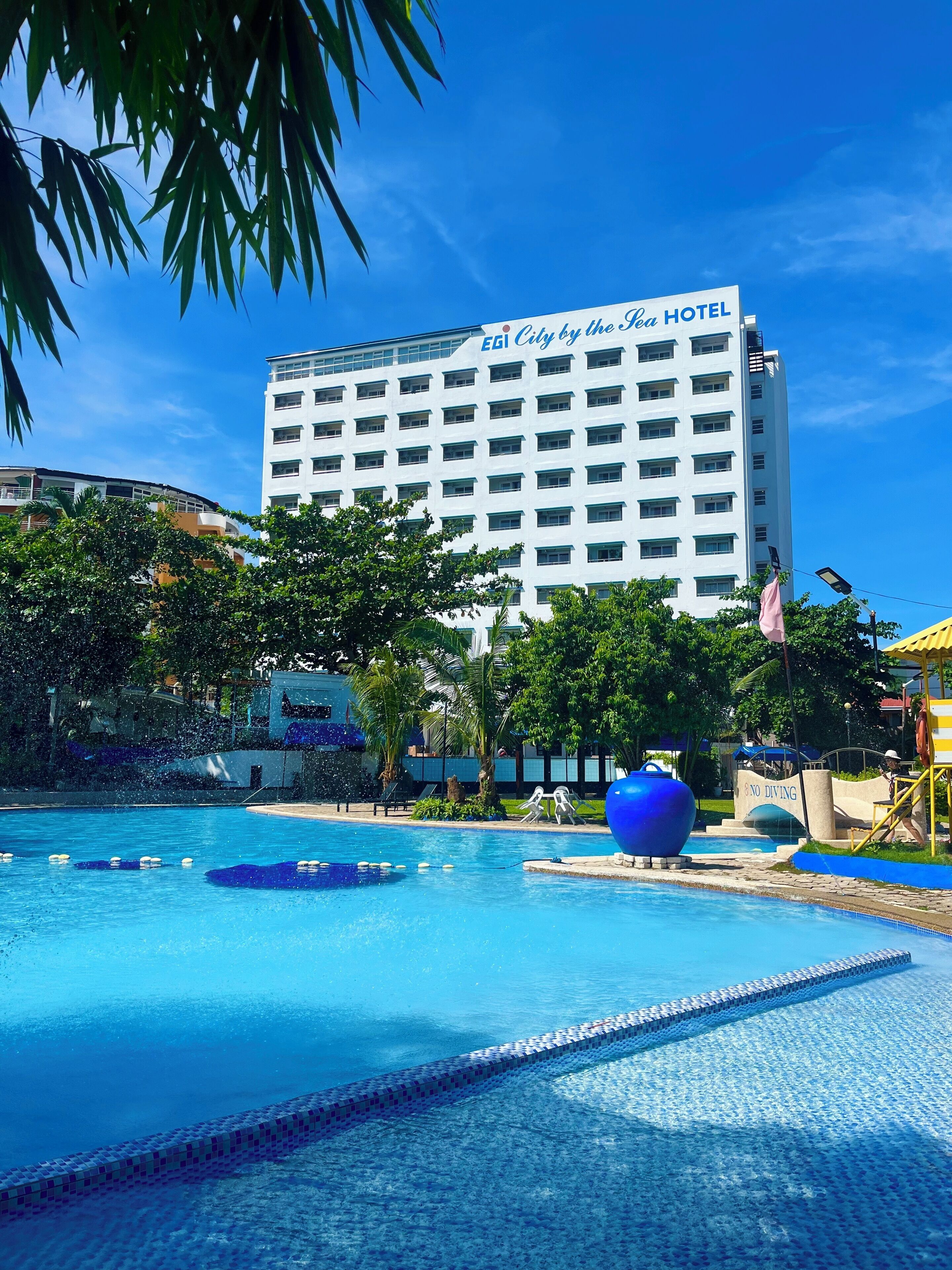 2 outdoor pools