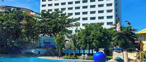 2 outdoor pools