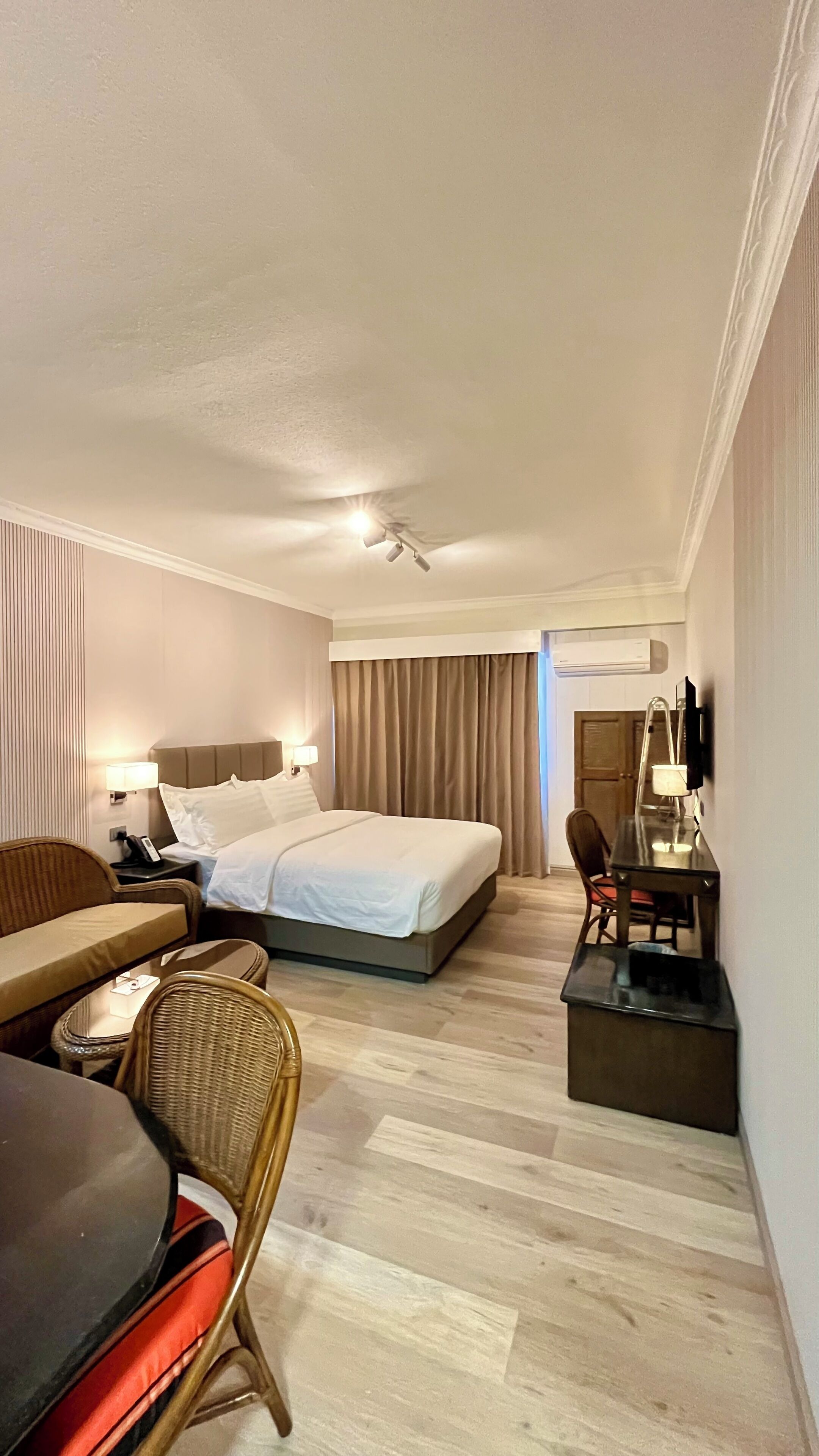 Rom – premier, 1 queensize-seng | Sengetøy av topp kvalitet, individuelt innredet og skrivebord