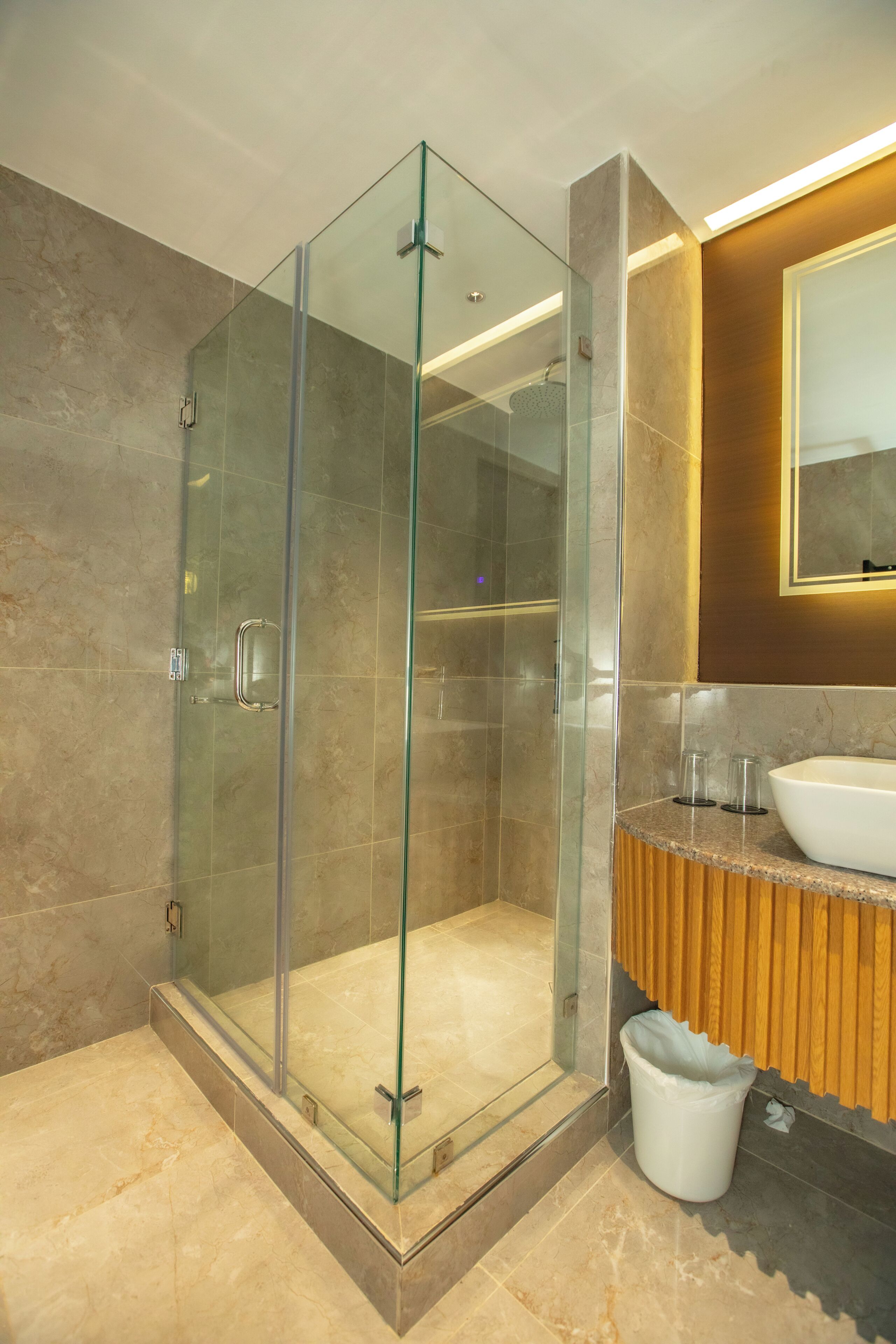 Quarto casal ou duplo luxo, 2 camas de casal, para não fumantes | Banheiro | Chuveiro, chuveiro com efeito de chuva, produtos de toalete grátis 