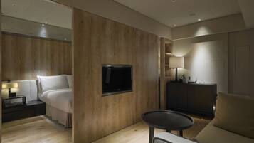 Cubrecamas, minibar, caja de seguridad en la habitación y escritorio
