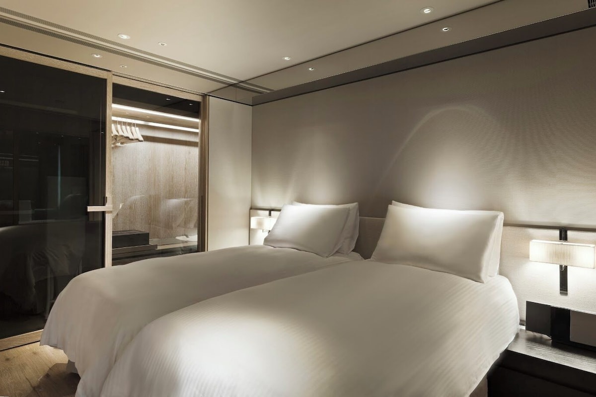 Abundance 2 Single Beds- no daily cleaning | Down comforters, minibar, in-room safe, desk