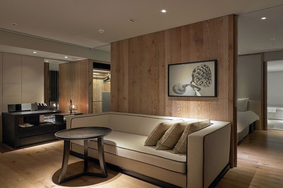 Infinity room- no daily cleaning | Down comforters, minibar, in-room safe, desk