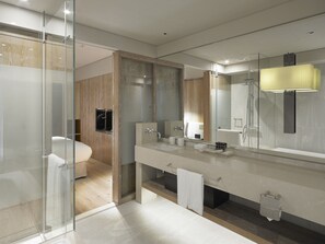 Quarto (Infinity) | Banheiro | Banheira e chuveiro separados, ducha de hidromassagem