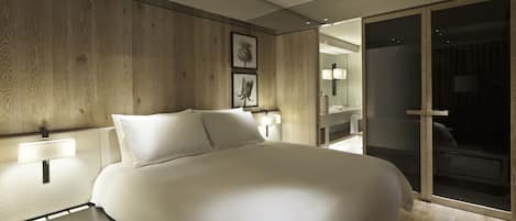 Oasis suite | Down comforters, minibar, in-room safe, individually decorated