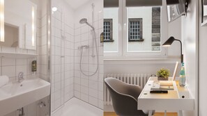 Business-enkeltværelse | Badeværelse | Bruser, gratis toiletartikler, hårtørrer, håndklæder