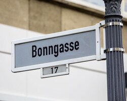 Una señal de calle con el nombre 'Bonngasse' y el número '17'.