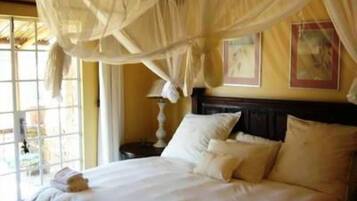 1 bedroom, hypo-allergenic bedding, Select Comfort beds, desk