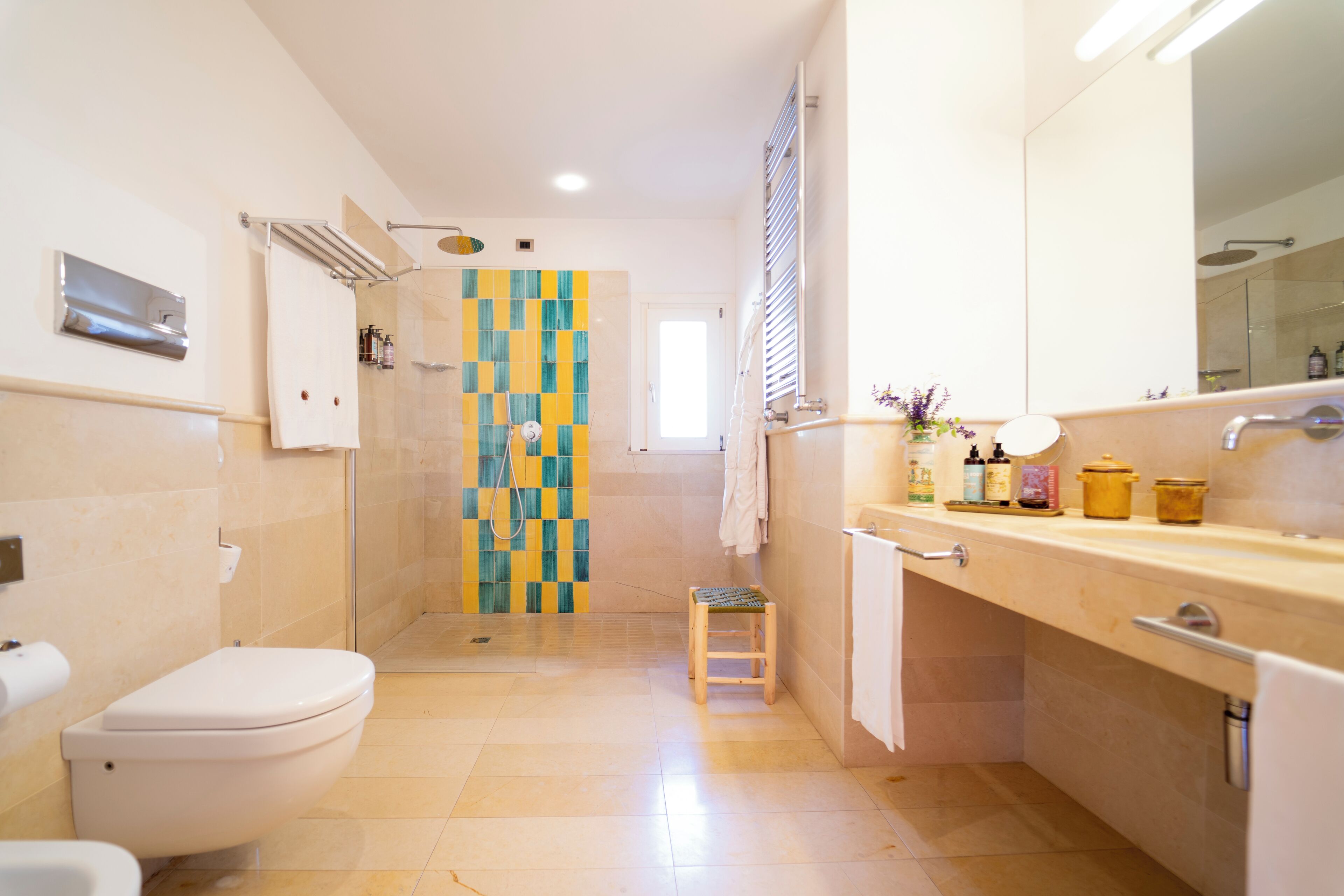 Un baño moderno con inodoro, ducha y zona de lavamanos.