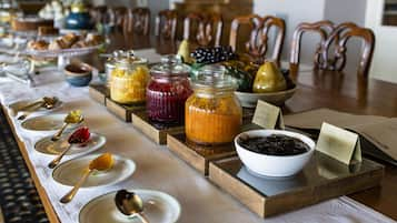 Aperto a colazione e pranzo, cucina locale, con vista sul giardino 