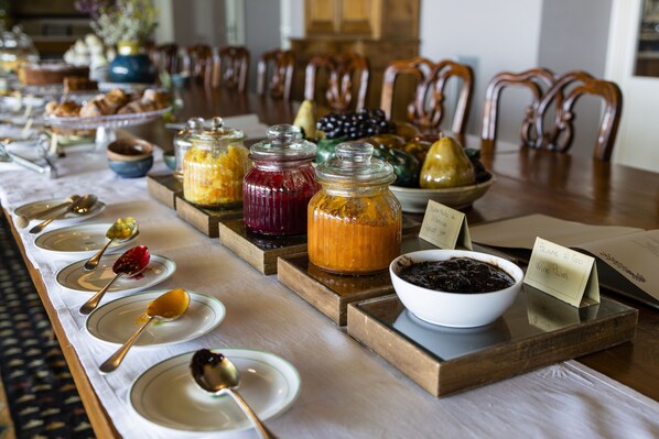 Una mesa de buffet con diversos alimentos y salsas.