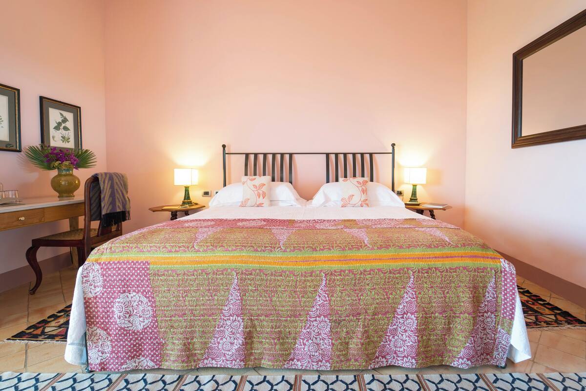 高級寝具、ミニバー、セーフティボックス (室内)、デスク
